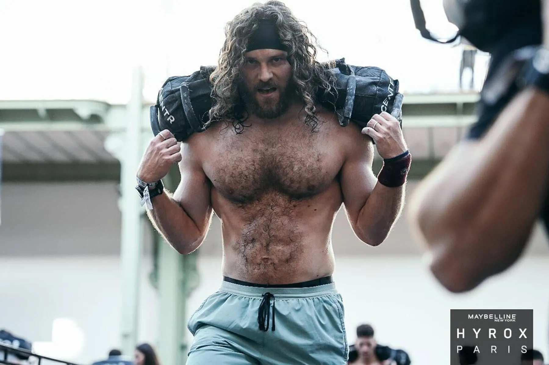 Théo aux sandbag lunges, HYROX Paris